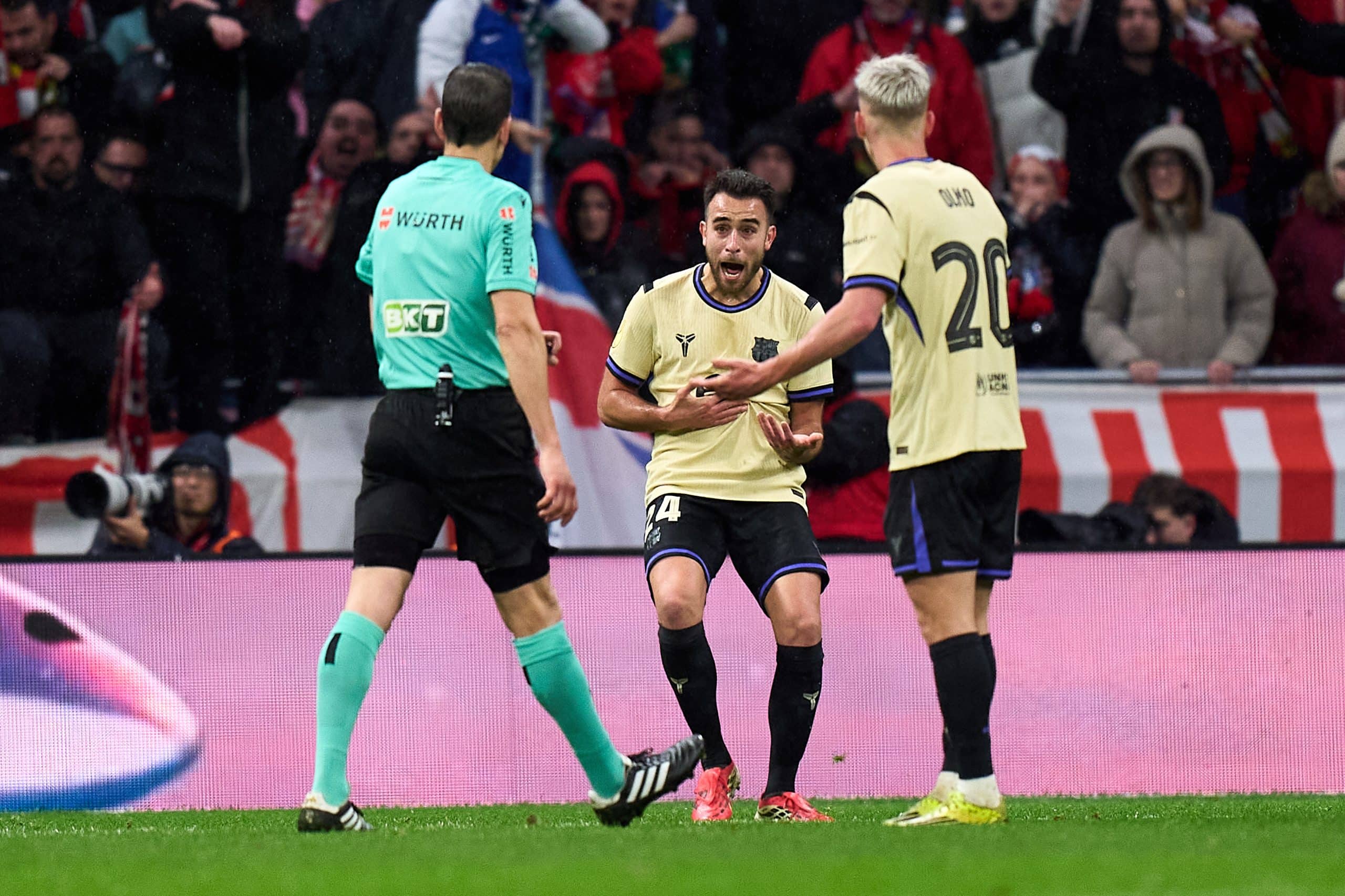 توجيهات جديدة من يويفا بعد جدل لمسة يد بوبيل في دوري الأبطال